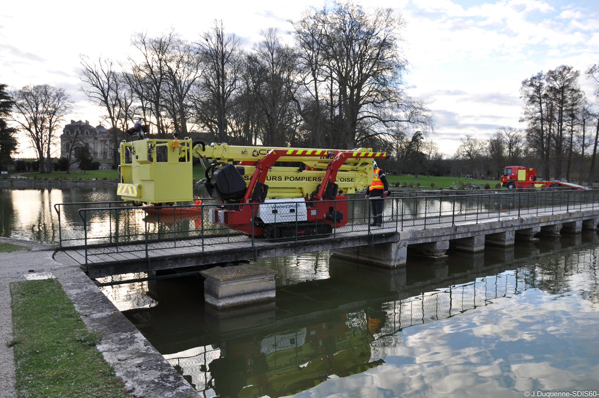 SDIS60's tweet image. #Matériel Lors d’exercices comme celui du château de Chantilly, les différents moyens des #pompiers60 sont mis en œuvre aux endroits stratégiques. Chaque engin spécifique est placé en fonction des accès possibles (courettes, ponts, jardins…) afin de tester l’accessibilité.