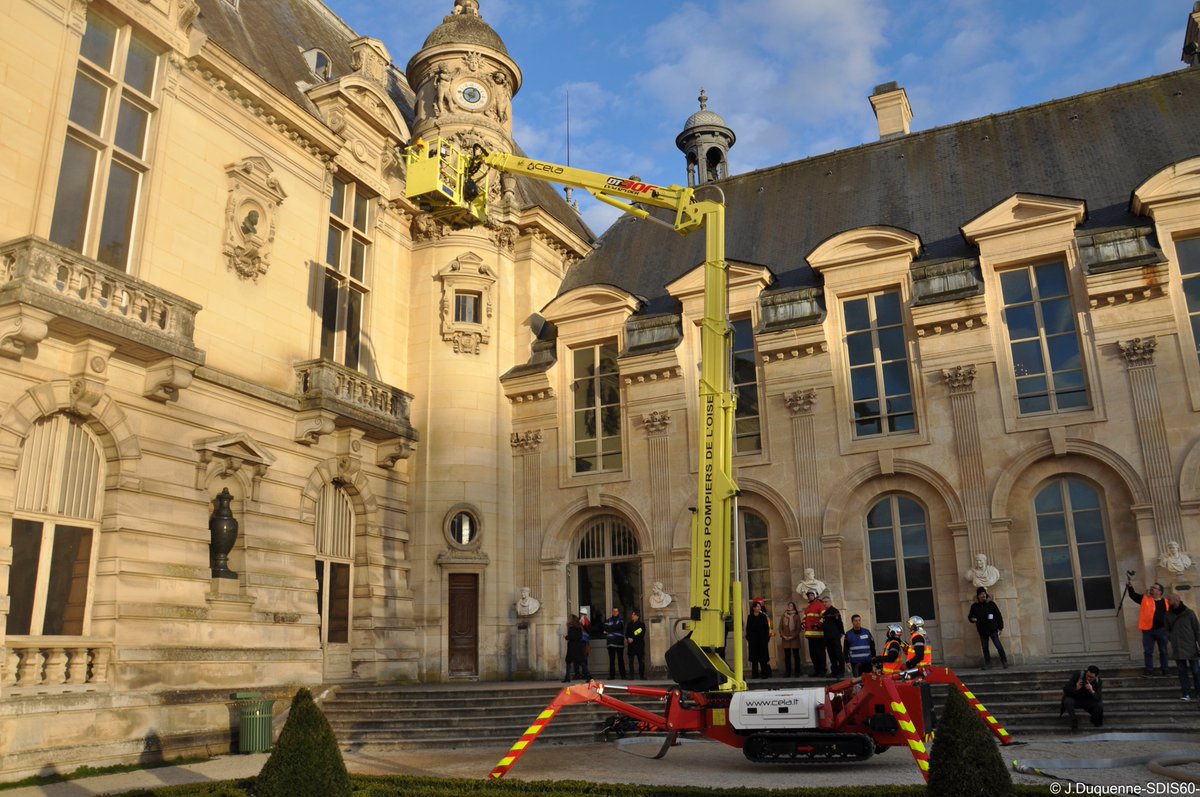 SDIS60's tweet image. #Matériel Lors d’exercices comme celui du château de Chantilly, les différents moyens des #pompiers60 sont mis en œuvre aux endroits stratégiques. Chaque engin spécifique est placé en fonction des accès possibles (courettes, ponts, jardins…) afin de tester l’accessibilité.