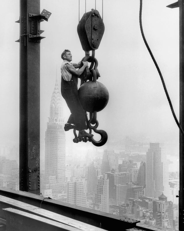 hsntarih's tweet photo. 📸 Empire State binasının inşaatı sırasında bir vinçte asılı duran bir inşaat işçisi, 

🗓 Yıl 1930 

#tarih #history https://t.co/7xecPApXJT