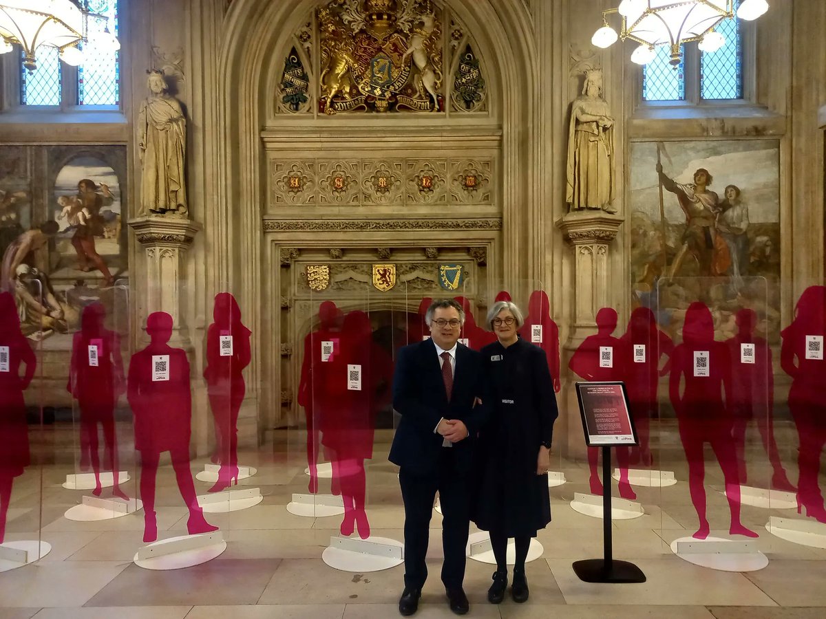 Thank you @StephenFarryMP supporting the #DarkerPink exhibition in the Houses of Parliament & listening to volunteers explain 31 women die every day in the UK. One every day in #NorthernIreland. Your support is appreciated. #metastaticbreastcancer buff.ly/3Gc4E8X