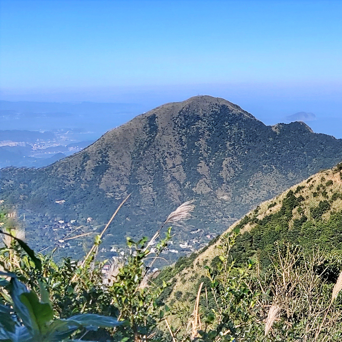 AnushaHiking's tweet photo. Teapot Mountain and Keelung Mountain near the famous Jiufen Old Street in Ruifang.

#mountains #taiwan #trails #teapotmountain #jiufen https://t.co/EsFVwLkHuM