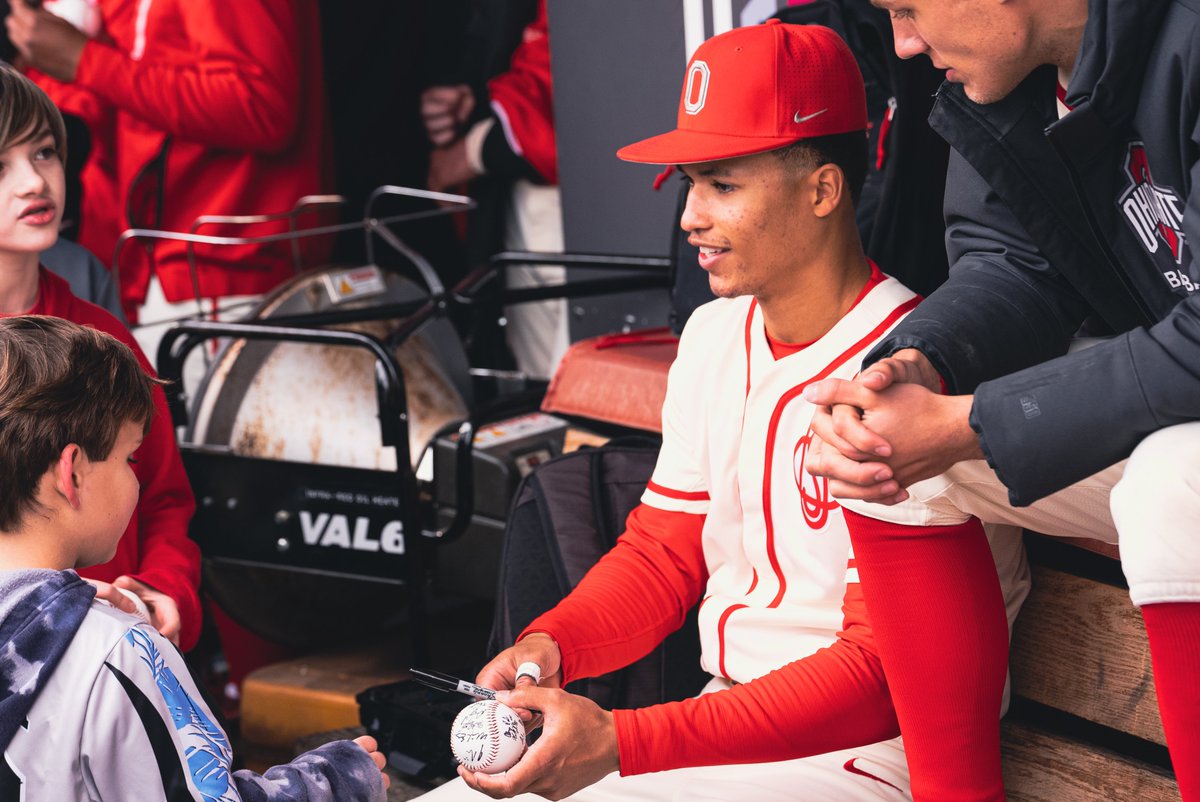 OhioStateBASE's tweet photo. Love these special moments 🖊️

#GoBucks https://t.co/INC89DjUSk