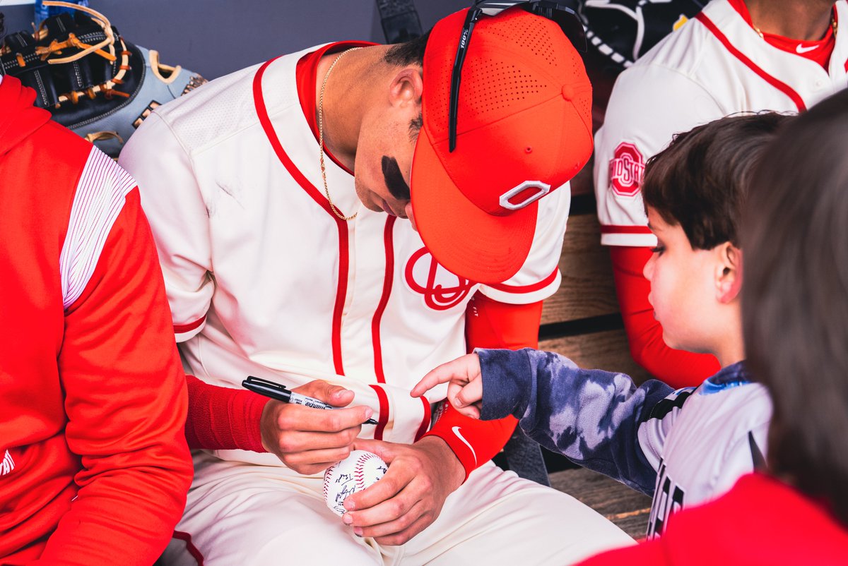 OhioStateBASE's tweet photo. Love these special moments 🖊️

#GoBucks https://t.co/INC89DjUSk