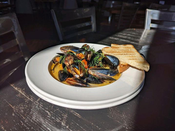 Feedtabletavern's tweet image. Drunken Fennel Mussels | Fennel | White Wine | Cherry Tomatoes | Lemon Zest #CHAeats #FoodFunFEED #FEEDyoursoul #DinnerTime