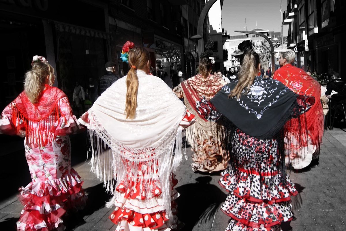 Preciosas nuestras chicas, preciosos nuestros mantones 😍