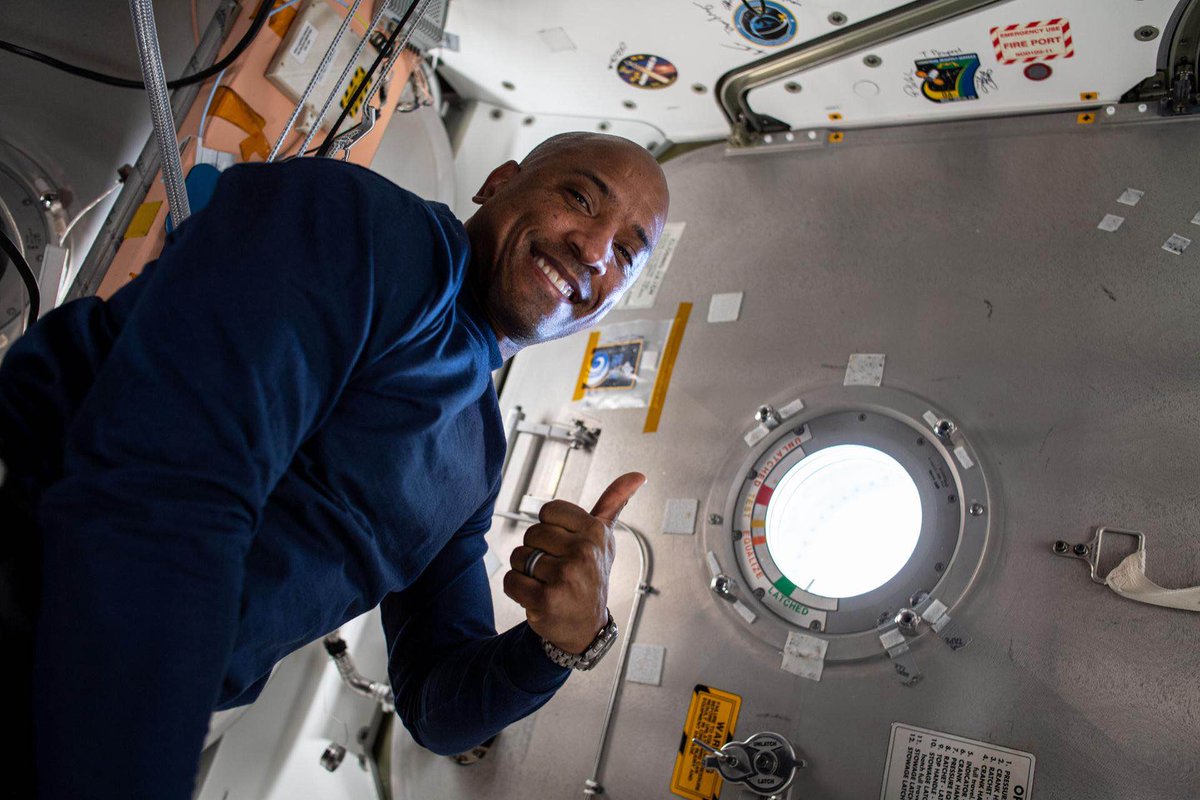 SpaceflightNow's tweet photo. NASA just announced former US Navy fighter pilots Reid Wiseman &amp; Victor Glover, veteran astronaut Christina Koch, and rookie Canadian astronaut Jeremy Hansen will crew the Artemis 2 mission to fly around the far side of the moon as soon as late next year. https://t.co/ulYtaEPPXx https://t.co/CAddHApPDg