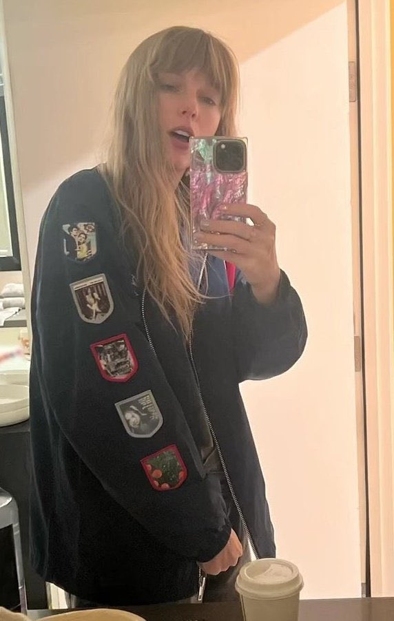 tsbugzzthinkr's tweet photo. mirror selfies !! :D https://t.co/6EiyOxWGNz