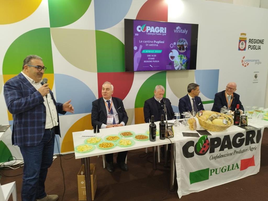 Copagri's tweet photo. #Vinitaly: l’eccellenza delle cantine pugliesi associate alla #Copagri in mostra nel #winestasting in corso nel padiglione della @RegionePuglia con l’assessore all’#agricoltura Donato #Pentassuglia. https://t.co/ksKWuEFads