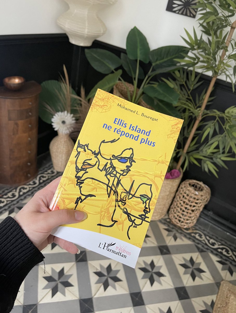 laibrgt's tweet photo. mon papa (l’homme le + talentueux du monde) sort son 2eme livre ! une pièce de théâtre cette fois 💛 suis la + fiiiiière 
je vous laisse vous l’arracher ! 🌻(pis RT aussi c’est cool) https://t.co/cODTdzD2hL