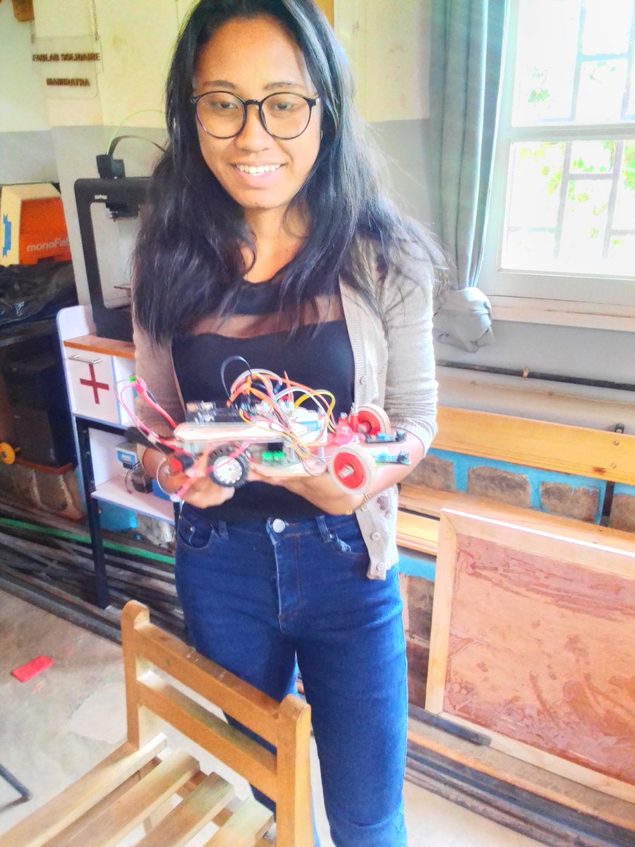 FabLabMamiratra's tweet photo. Aujourd'hui, après 2 semaines d'apprentissage,pour clôturer une partie de l'initiation à la robotique,😗 dernière réglage, mise en place des batteries et tests des robots 🥳 bravo les filles 👏👏👏#FabLabSolidaireMamiratra @OSMadagascar #Robotics #SOSVE https://t.co/14qwGDXVhO