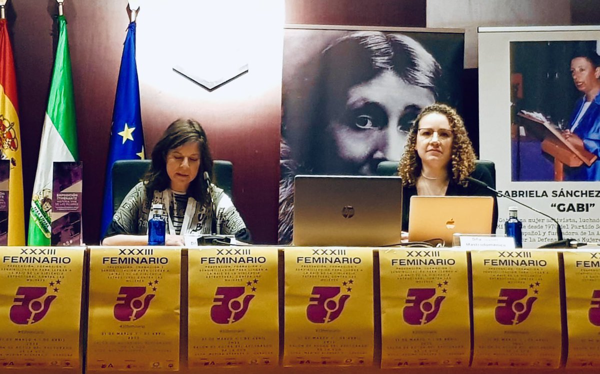 IsaMastro's tweet photo. Este finde estuve en el #33feminario hablando de Estrategias de Comunicación Feminista.
Fue un gustazo compartir con amigas y maestras. 
Saludar a Cristina Almeida y a @soledad_murillo y ponernos al día. 
Y hablar tendiendo a la jefa Woolf detrás, un puntazo!
Gracias @PALEM_LOBBY https://t.co/nejFpQ0YRK