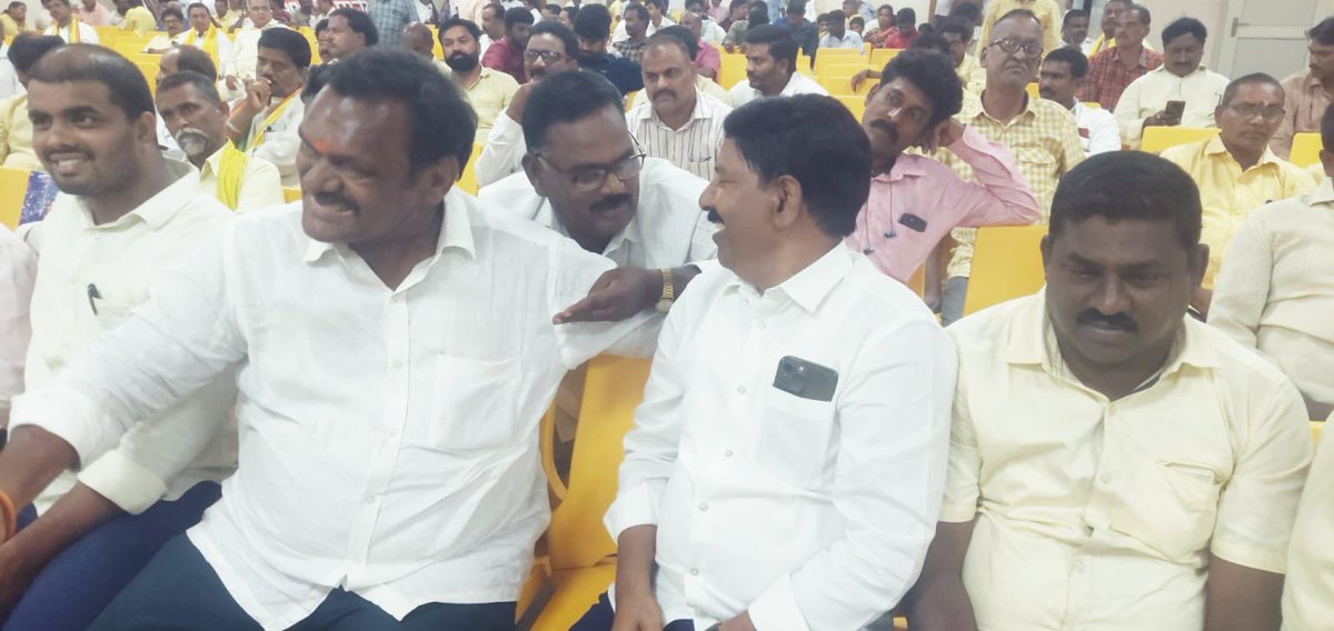 gandi_babji's tweet photo. ఈ రోజు మన విశాఖపట్నం జిల్లా తెలుగుదేశం పార్టీ కార్యాలయంలో జరిగిన విశాఖ పార్లమెంటరీ నియోజకవర్గ బి.సి సెల్ ప్రమాణస్వీకార మహోత్సవం లో పాల్గొనడమైనది. @JaiTDP @ncbn @naralokesh 

#tdp #tdpforbcs #gandibabji #tdpvizagsouth https://t.co/FUVMpyADcU