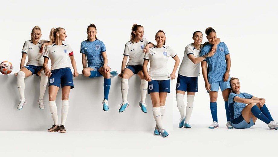 CabineSport's tweet photo. Seleção inglesa mudou a cor dos calções para respeitar a menstruação das jogadoras

Os calções serão azuis em vez de brancos. https://t.co/y2zRdMYMhI