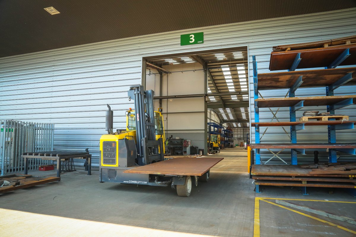Il n’aura jamais été aussi simple d’entrer par une porte de 12 pieds avec une charge de 30 pieds! 

#Combilift #ChariotsGCS #forklift #forklifts #warehousing #entrepot #operation #industriel
