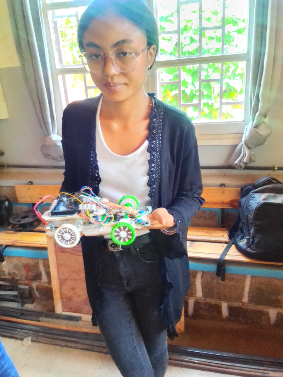 FabLabMamiratra's tweet photo. Aujourd'hui, après 2 semaines d'apprentissage,pour clôturer une partie de l'initiation à la robotique,😗 dernière réglage, mise en place des batteries et tests des robots 🥳 bravo les filles 👏👏👏#FabLabSolidaireMamiratra @OSMadagascar #Robotics #SOSVE https://t.co/14qwGDXVhO