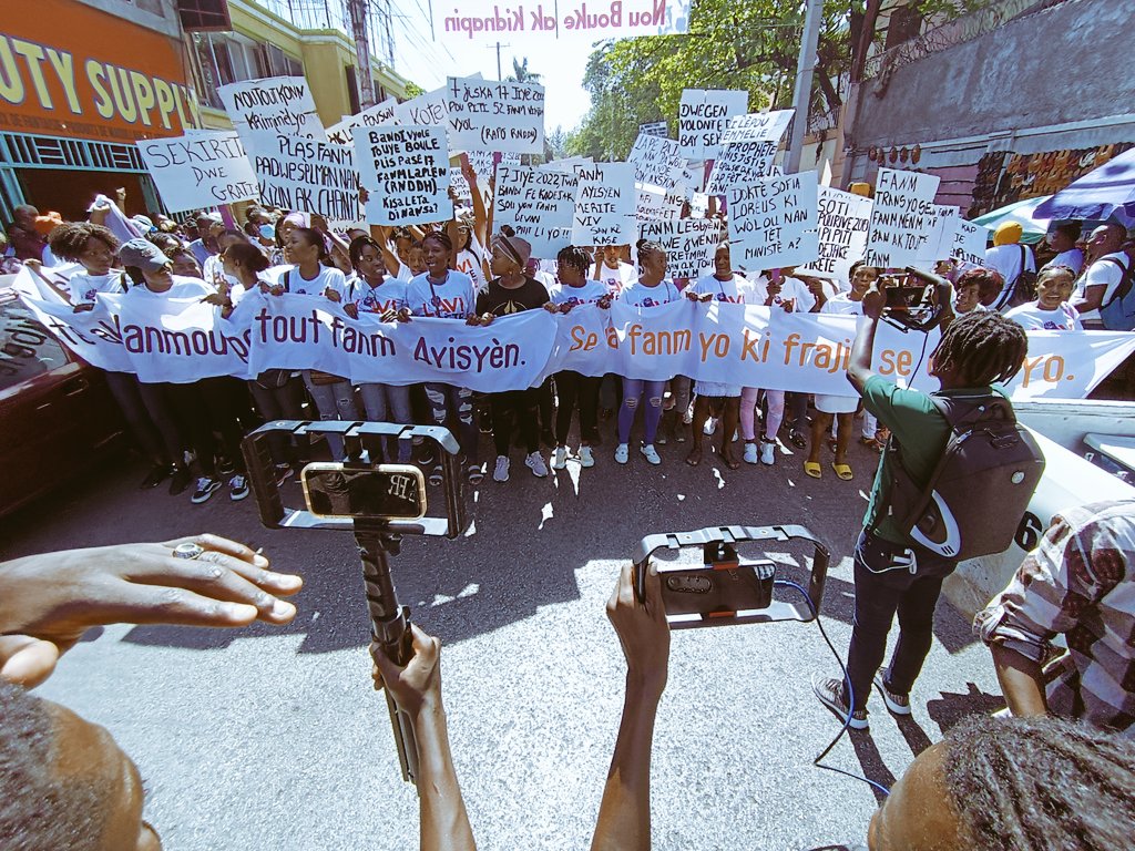 sabryiccenat's tweet photo. Plizyè òganizasyon fanm nan Pòtoprens ap manifeste pou dwa yo, nan kad jounen nasyonal mouvman fanm yo, jodi 3 avril 2023 a. https://t.co/55EU9D0GYr