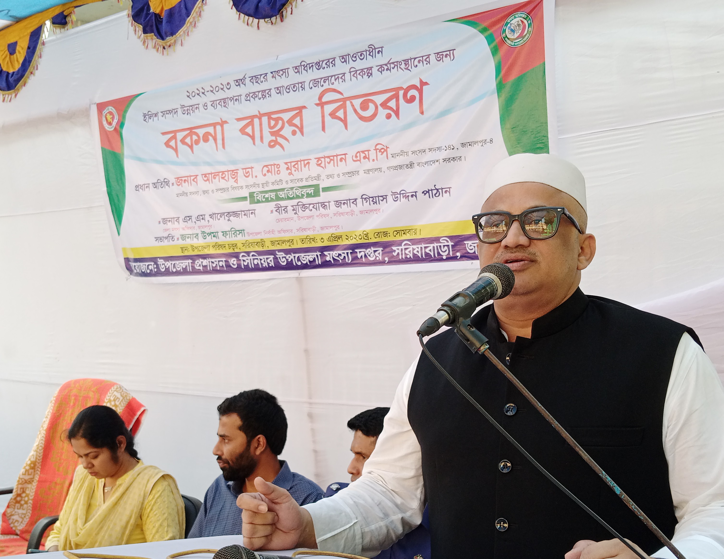 বিকল্প কর্মসংস্থানের জন্য জেলেদের মাঝে ‘বকনা বাছুর’ বিতরণ