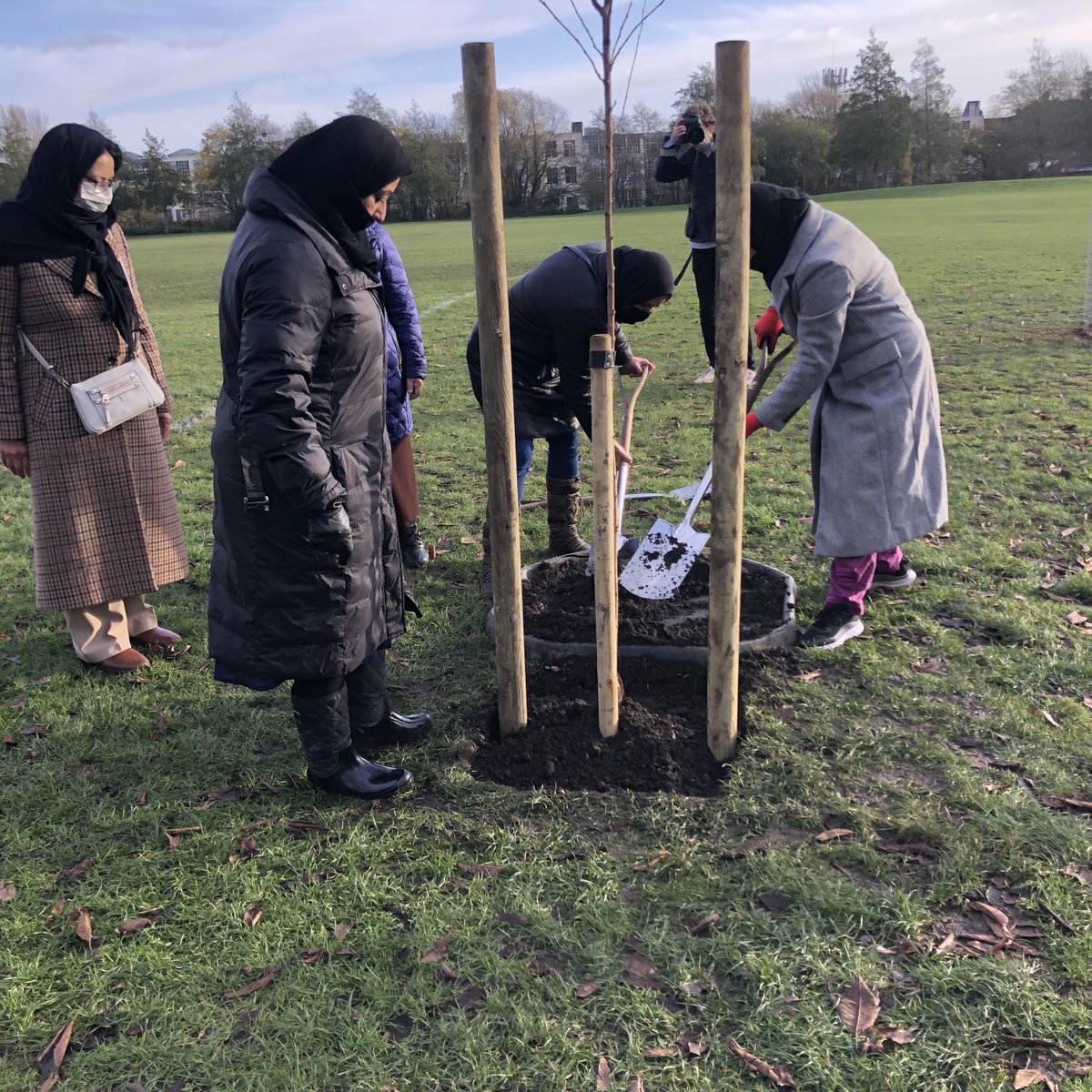 RaviGovindia1's tweet photo. Sixteen months ago, I saw the planting of these Sakura Cherry trees in King George’s Park. They are now in blossom. Thank you ⁦@JapanUKSakura⁩ and thank you ladies from ⁦@AhmadiyyaUK⁩ who did the hard work. https://t.co/OETMXTAvlX