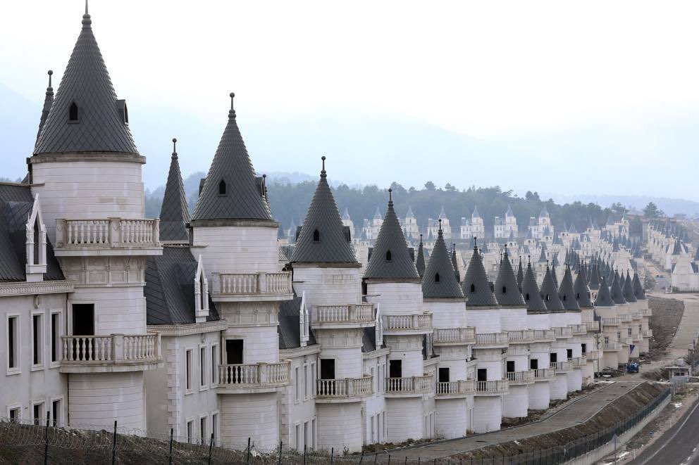 il Burj Al Baba stile #Disney in Turchia, risulta uno dei più grandi fallimenti?❌

Si tratta di un complesso composto da 700 ville, con un costo da 200 milioni 💰
tale progetto fu abbandonato per la recessione presente in 🇹🇷

ciò comportò il ritiro di numerosi investitori📉