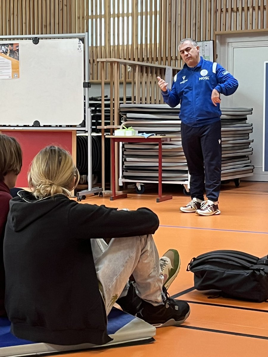 fcpeLV's tweet photo. Semaine Olympique et Paralympique: #masterclass 

Des élèves du lycée @louisvincent57 @opallez @MairiedeMetz ont pu échanger avec le #champion du monde et paralympique multi médaillé #handisport Michel Schaller en #tennis de table
@acnancymetz @regiongrandest 
@Paris2024 #JO2024 https://t.co/TVgwG0tEDG