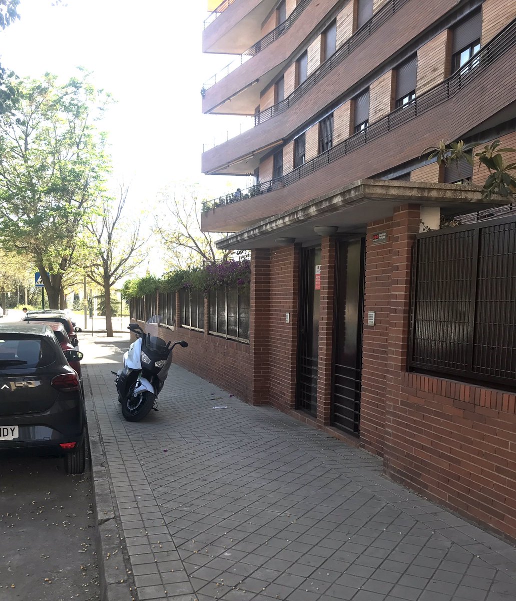 rosaleda_grx's tweet photo. @PoliciaGr Desde hace como mínimo un año, esta moto estaciona de forma ilegal e interfiriendo el paso de los vecinos en c/Albondón casi con c/Mecina Bombarón. ¿Podéis intervenir, por favor? Gracias y saludos https://t.co/5nFtCSVODA