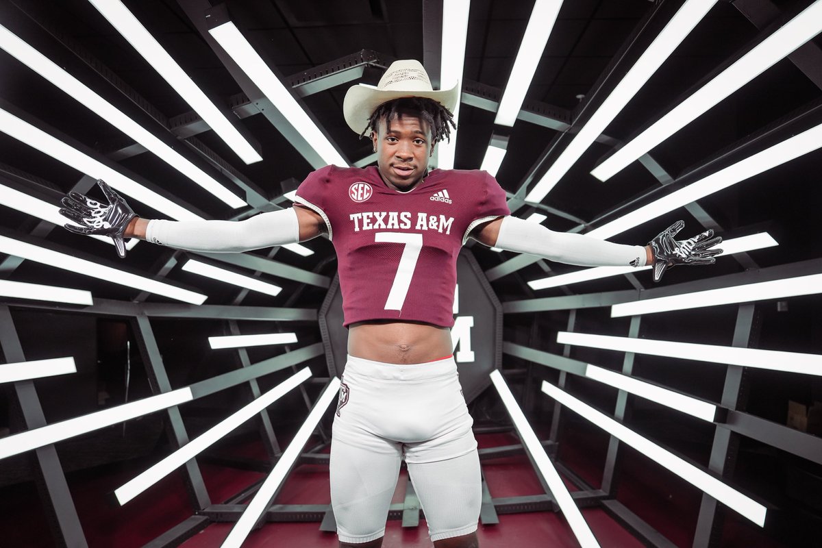 Nook1k1's tweet photo. Had a great time @AggieFootball this weekend🤠🖤 I Appreciate all the love from the coaches and staffs #goAggie @CoachMashack @RI5E_Sports @JRashadWest @PalmettoFBall https://t.co/3FBG319Jxg