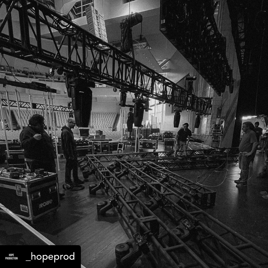 TheRobeWay's tweet photo. Creating a new #worshipdesign in Des Moines, Iowa, at Lutheran Church of Hope with the team from Hope Production &amp; a new #lightingdesign using @Robelighting #ESPRITE, #Spikie &amp; #DL4Sprofile supplied by Light This Productions.

#therobeway #lightthisproductions #hopeproduction https://t.co/a2HrVPKzwd