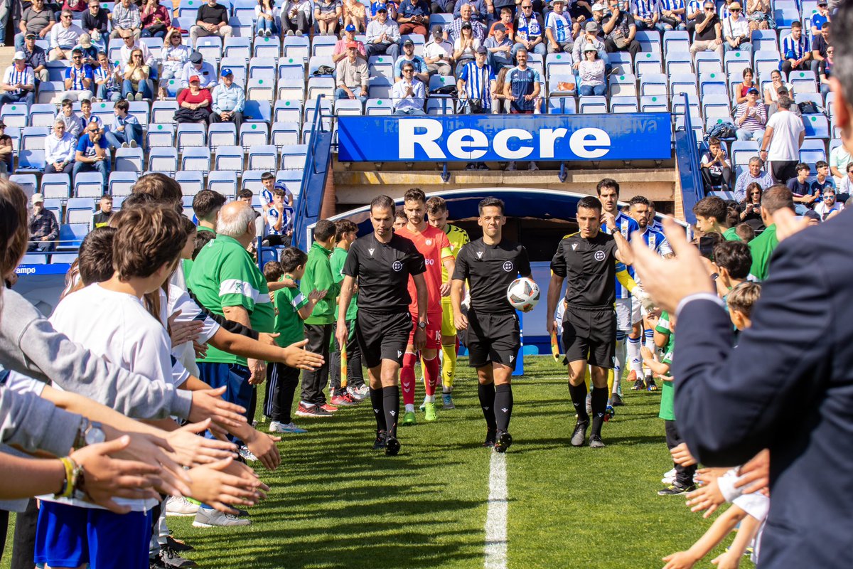 recreoficial's tweet photo. 💙 Los niños de las escuelas de Alosno y El Granado hicieron ayer el pasillo a los jugadores en el #RecreUtrera, y conocieron el Museo del Decano y la sala de prensa del Nuevo Colombino, en una iniciativa con la @FdP_RCRH
💙 ¡Muchas gracias por vuestra visita! https://t.co/LQMU2HFtHq