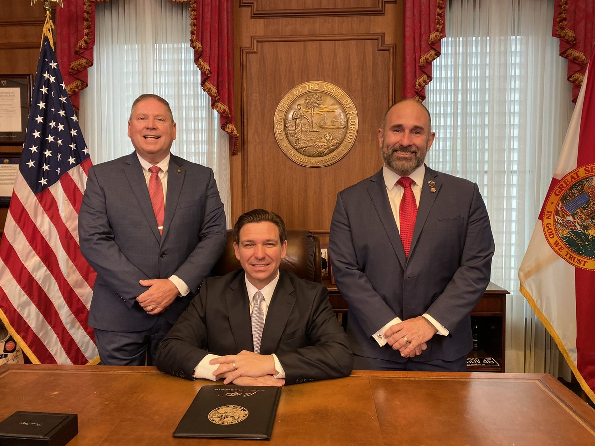 JayCollinsFL's tweet image. .@GovRonDeSantis just signed our monumental Constitutional Carry bill into law!

You don’t need a permission slip from the government to exercise your constitutional rights. We are restoring the Second Amendment here in the Free State of Florida.