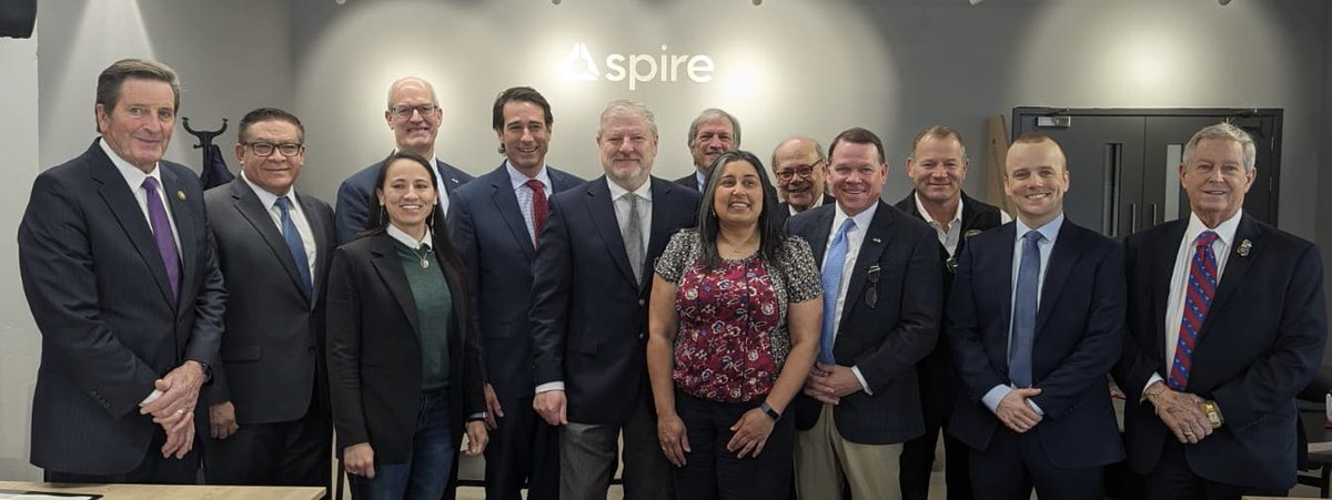 Warm welcome to Scotland for the US Congressional Committee on Transport and Infrastructure. Great to discuss opportunities between our respective space sectors. Thanks to <a href="/SpireGlobal/">Spire</a> for hosting us at your state-of-the-art satellite manufacturing facility at <a href="/skyparkHQ/">Skypark Glasgow</a> 🏴󠁧󠁢󠁳󠁣󠁴󠁿🇺🇸🛰️