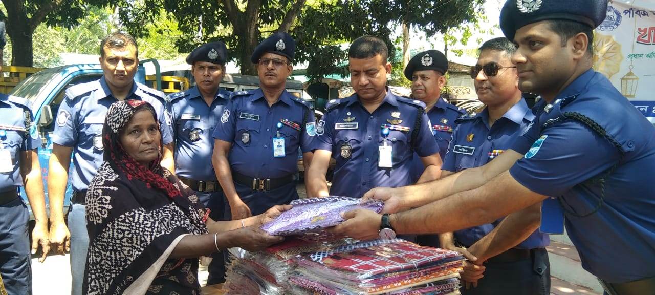 কালিয়াকৈরে পুলিশের পক্ষ থেকে খাদ্য সামগ্রী, বস্ত্র বিতরণ