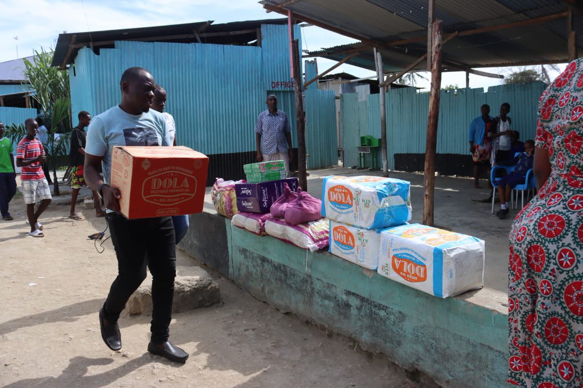MohaJichoPevu's tweet photo. The Ramadhan Food Distribution campaign as organized and facilitated by The Mohamed Ali Foundation has managed to deliver food items to Nuru Foundation Home Kisauni Constituency. We are gratified to be of assistance to such a noble home that is taking care of so many children. https://t.co/yoKUC6omSe