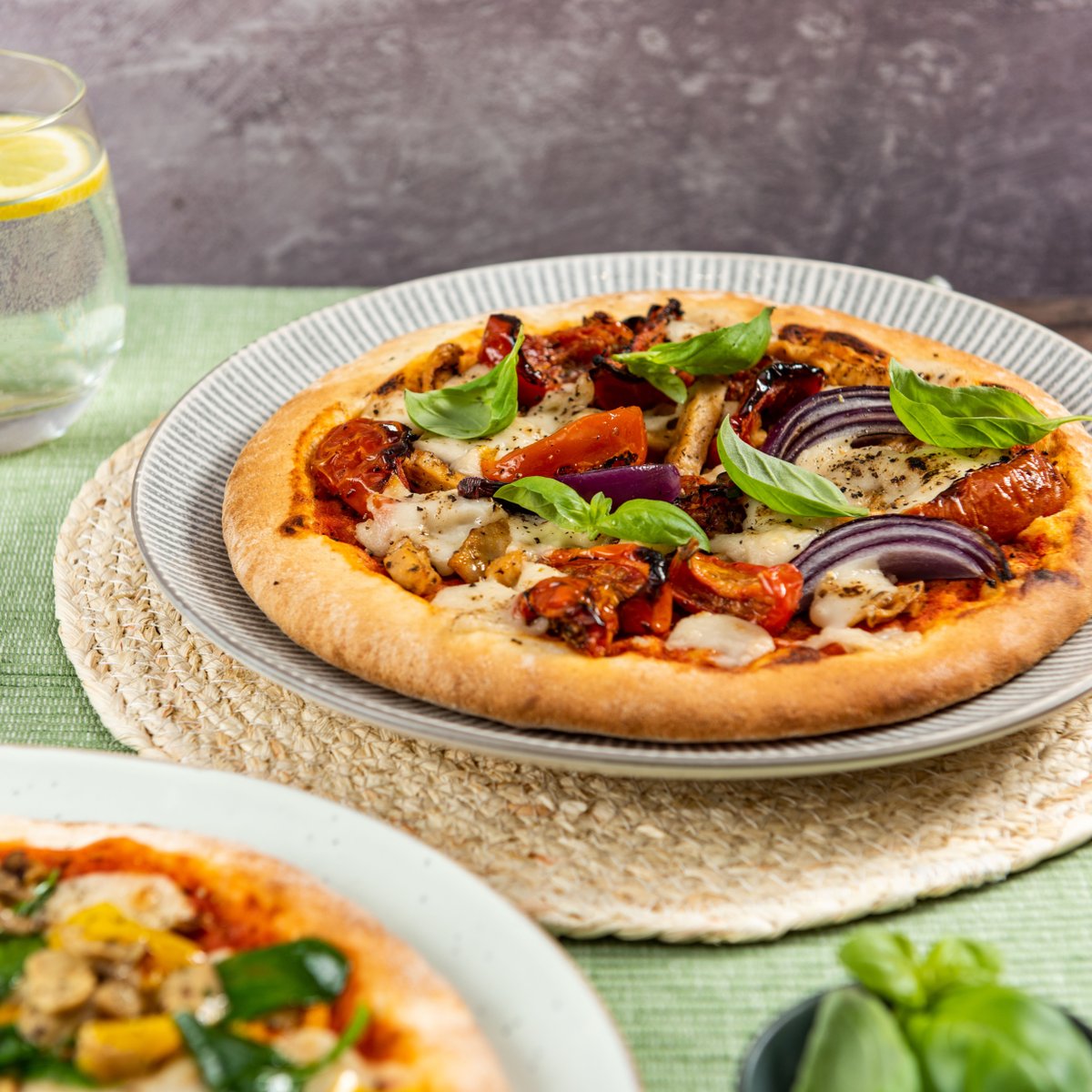 whiterabbitpiz's tweet photo. Start the week off with a kick! 🌶 Our Chick'n Arrabbiata is loaded with fresh sundried tomatoes, spicy chicken-free strips, red onion and creamy mozzarisella 🤤👌 https://t.co/D9qfK66ci9
