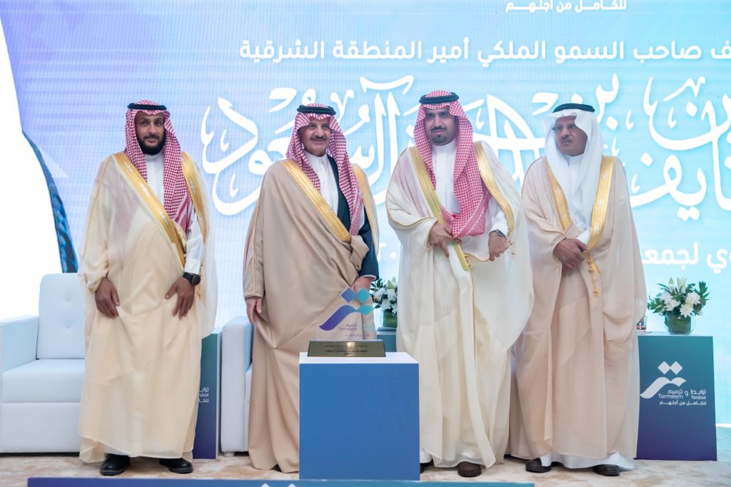 AlansariSf's tweet photo. قام سمو أمير المنطقة الشرقية بتكريم الداعمين والشركاء بجمعية ترابط بالحفل المقام بفندق كمبينسكي العثمان بمناسبة مرور ١٠ سنوات على انشاء الجمعية ، وبارك سموه توقيع عدد من الاتفاقيات للجمعية. https://t.co/fahvYGbq1w