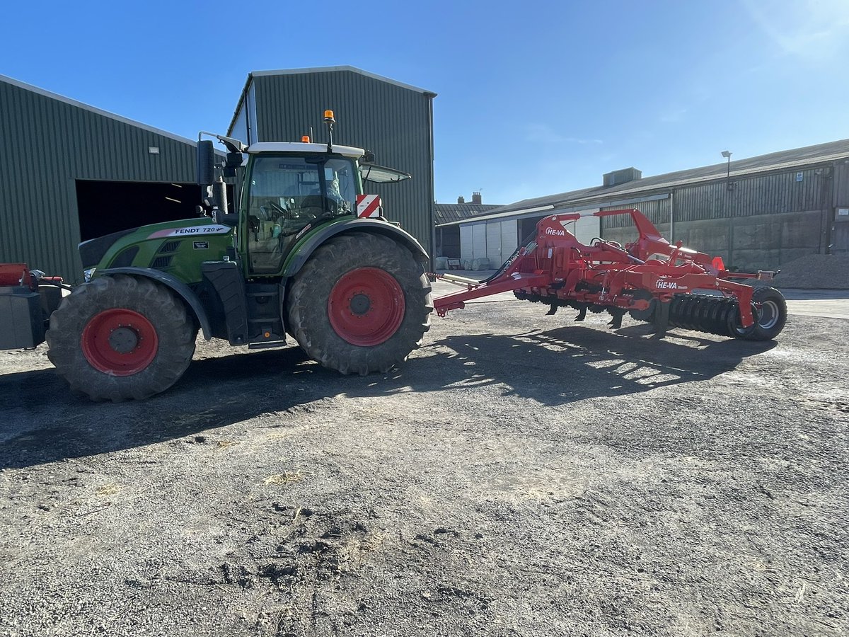 Jamesspick's tweet image. Spring finally here meaning it’s time to take a bit of paint off the new subsoiler. @_falky