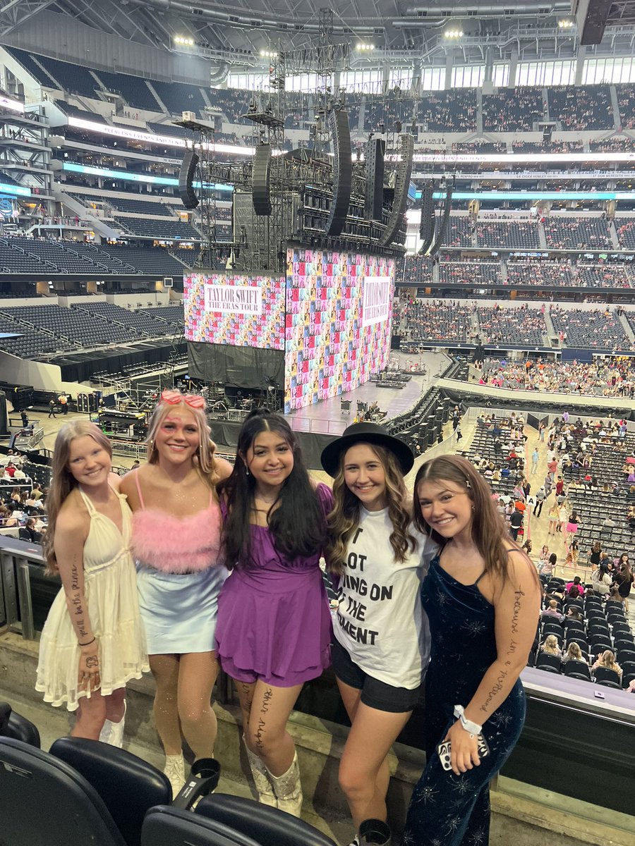 ellakeheley's tweet photo. best night evaaaaaa https://t.co/Go3eKvVcWb