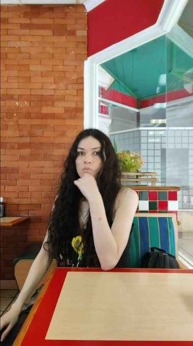 Esta semana,/  In a Restaurant /  y mas de este d&iacute;a de estas fotos en mis Club de fans.  Natural casi