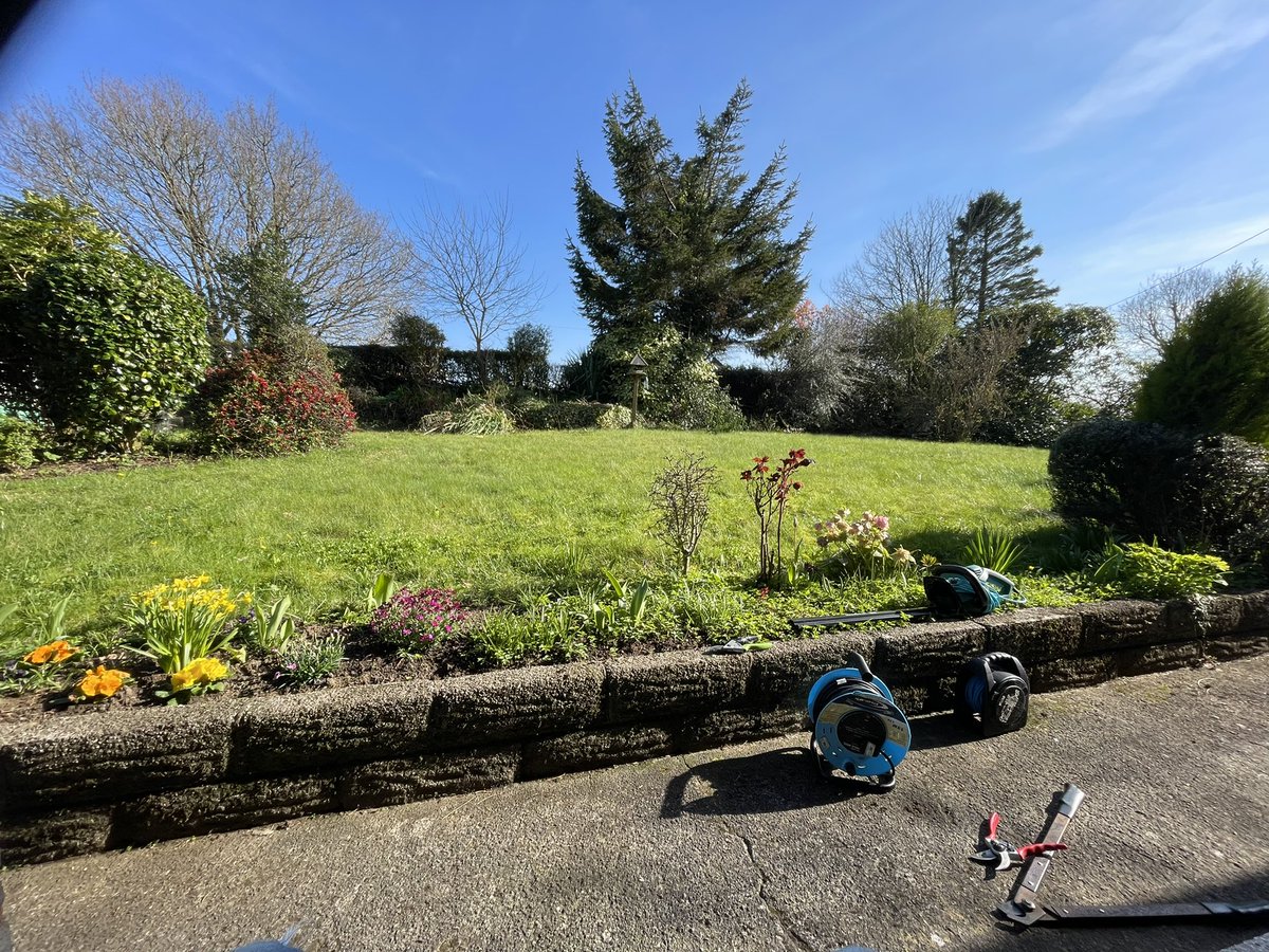 claudiohfox's tweet image. Today’s office after reading through ANN &amp;amp; #Lithium reports this morning. It’s a #GetOutsideDay in the gorgeous ☀️
#HedgeCutting 😱it’s a big one 
Not my garden but someone’s got 2do it.
Enjoying the birds &amp;amp; thinking about the #EV #Battery supply chain.
Still on the wave 🌊 &amp;amp;🔥🩳