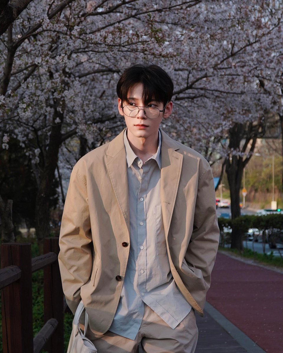 n123_ela's tweet photo. It was my dream to see you in the flowers💮And I'm very happy now🥹You are very handsome and stylish🫣🩷✨✨ @CHANGHA_twt #changha #jeonchangha #changhafangirl https://t.co/RZEHD8YzVl