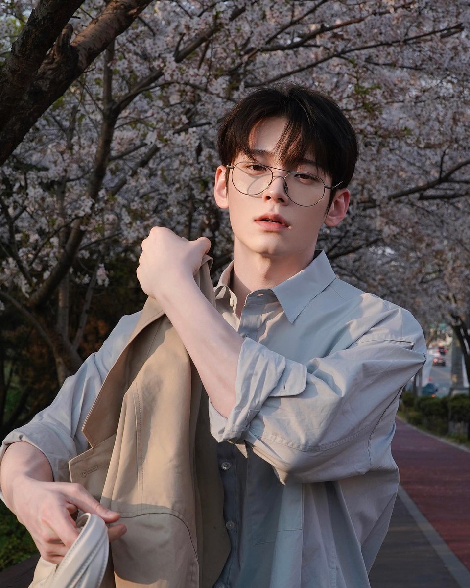 n123_ela's tweet photo. It was my dream to see you in the flowers💮And I'm very happy now🥹You are very handsome and stylish🫣🩷✨✨ @CHANGHA_twt #changha #jeonchangha #changhafangirl https://t.co/RZEHD8YzVl