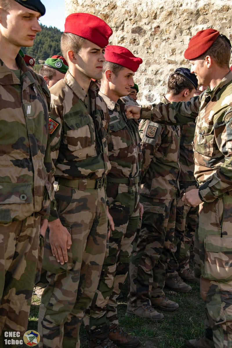 1erSpahis's tweet image. Encore une place de podium pour un de nos #Spahis engagé en formation au centre national d’entraînement commando (@CNEC1CHOC, merci !). 
Si former les instructeurs / moniteurs commandos est vital, on aime le faire avec panache et distinction 💪🏻
#PrépaOps #AlaHauteur #NosJeunesOP