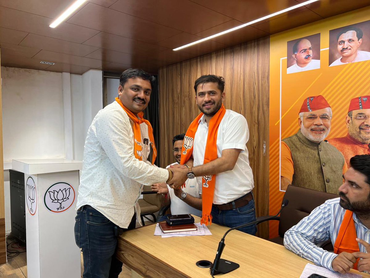 vinaydesaibjp's tweet photo. .@BJP4Gujarat ના આઈ.ટી. અને સોશિયલ મીડિયા વિભાગ દ્વારા સમગ્ર રાજ્યમાં સોશિયલ મીડિયા ડ્રાઈવ ચલાવવામાં આવી છે તેના અનુસંધાને કર્ણાવતી મહાનગર કાર્યાલય, ખાનપુર ખાતે કર્ણાવતી મહાનગર યુવા મોરચાની બેઠક યોજાઈ જેમાં  આઈ.ટી. અને સોશિયલ મીડિયા વિભાગના પ્રદેશ કોઓર્ડીનેટર @iPankajShukla એ https://t.co/PMlt6DMah7