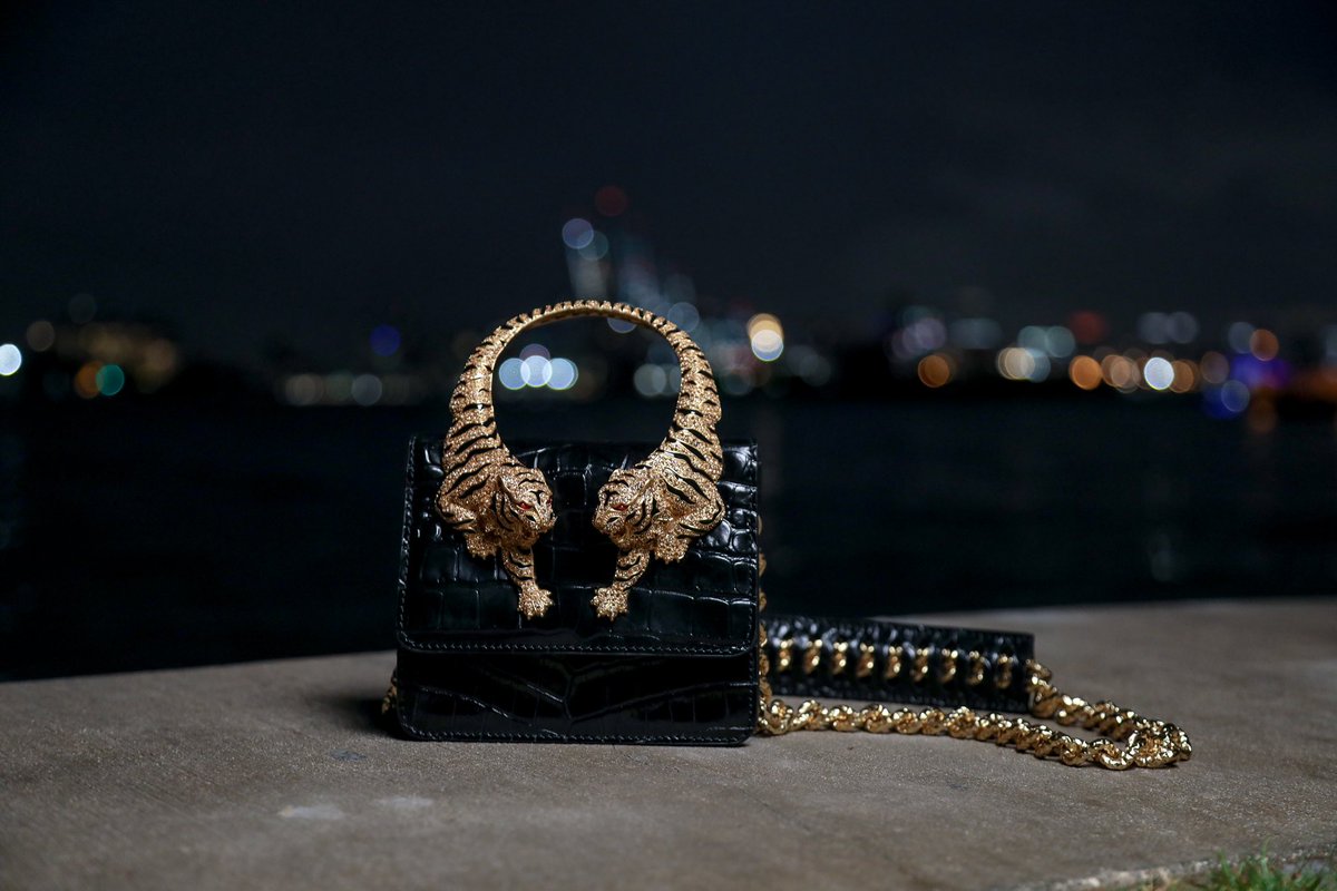 The new #RoarBag has a bejeweled handle inspired by a vintage #RobertoCavalli necklace. Let the gold, crystals and red rhinestones of the tiger eyes be the centre of attention wherever you go.
Discover it now at the link and in our boutiques
bit.ly/40G0sap