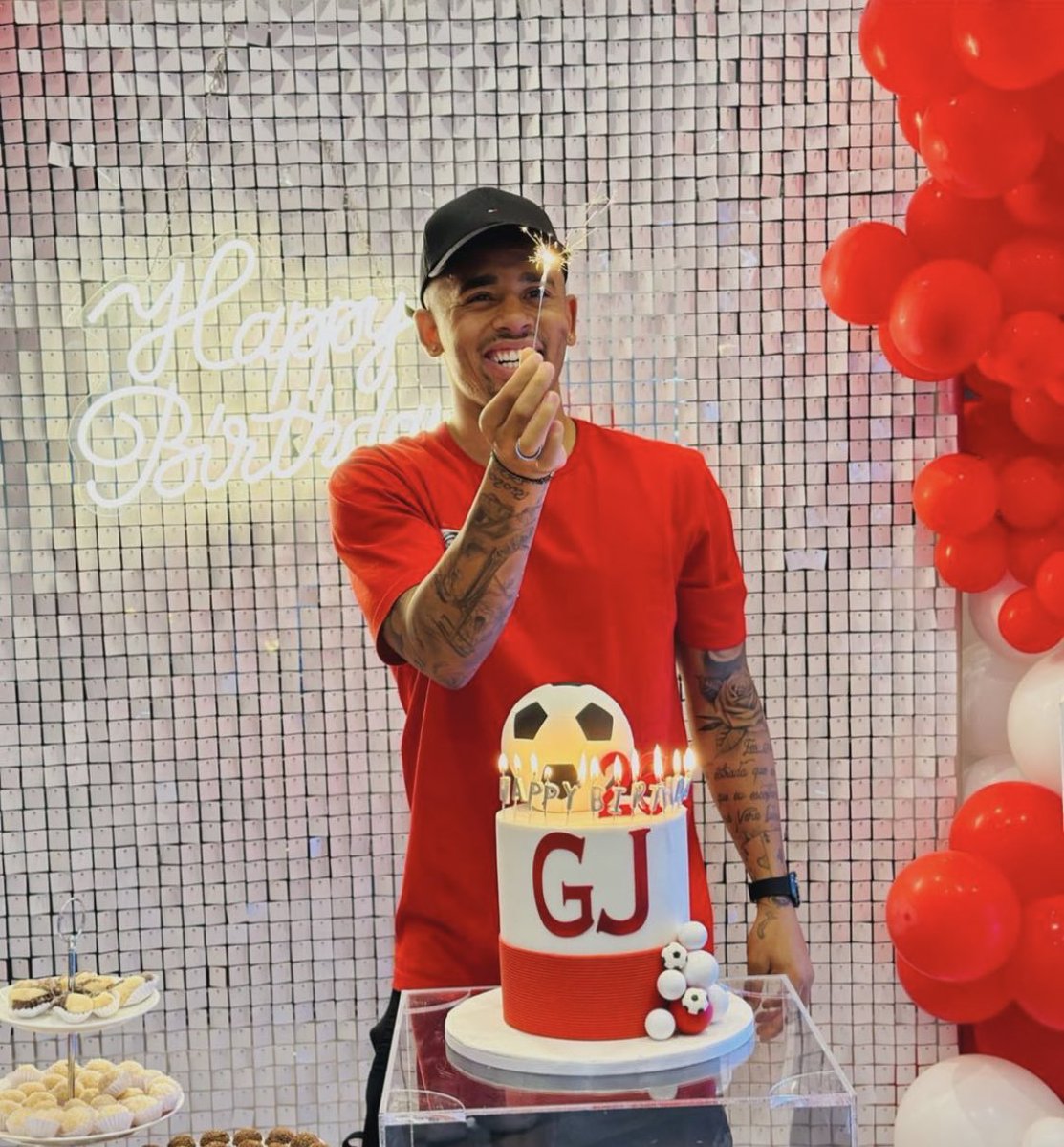 afcstuff's tweet photo. Gabriel Jesus celebrating his birthday. 🥳🎂 https://t.co/qvV01ekuUs