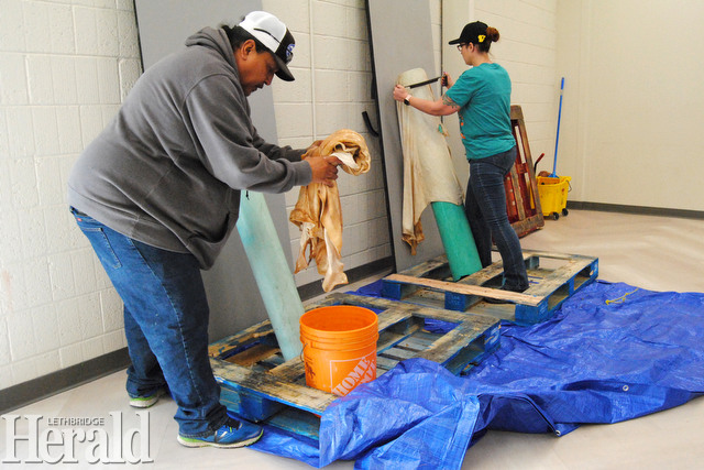 Tanning workshop teaches old skills to new generation. The Blackfoot Resource Hub hosted a four-day leather tanning workshop at the Interfaith Food Bank this week.
#yql #Lethbridge 
lethbridgeherald.com/news/lethbridg…
