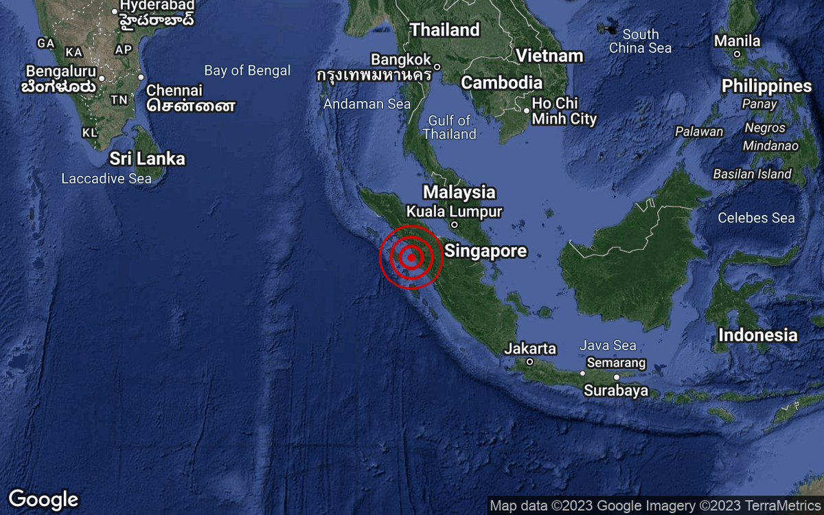 NewsBFM's tweet photo. A strong 6.2 magnitude earthquake struck North Sumatra in Indonesia at 10.59pm, says the Meteorological Department.

Met Malaysia says tremors may have been felt in Selangor, KL, Putrajaya, Negeri Sembilan, Melaka, Johor and Perak.

There is no tsunami threat to Malaysia. https://t.co/bZ7tHwEMyu