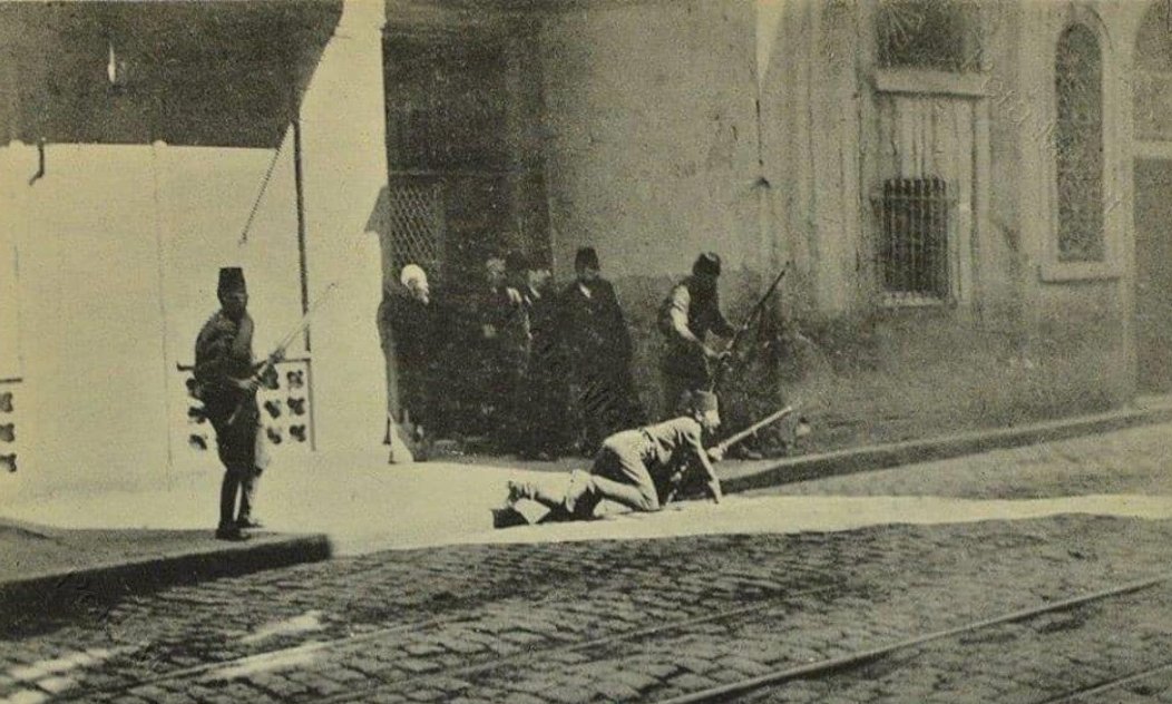 enisbozkurt_'s tweet photo. 31 Mart Vakası'nda İstiklal Caddesinde kaçak isyancı avında olan Jandarmalar. (24 Nisan 1909) https://t.co/45TiHOh5wc