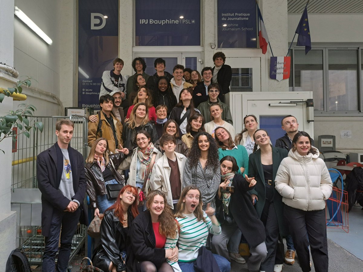 IPJdauphine's tweet photo. Vendredi, les M2 temps plein ont passé leur dernière journée à IPJ Dauphine | PSL. 
Journée un peu particulière avec au programme journaux TV /radio décalés et présentation du MagBook annuel, le tout rempli de beaucoup d'émotions. Rendez-vous à la remise des diplômes ! 🧑‍🎓 https://t.co/HasncL1VSz