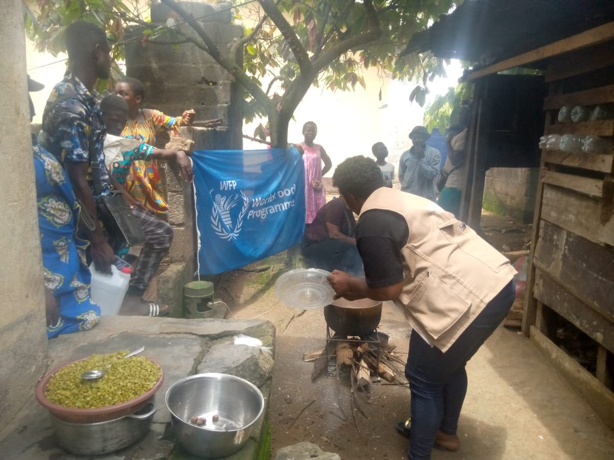 WFP_Cameroon's tweet photo. #Cameroon🇨🇲

Did you know that cooking demos are usually organized in most FDPs across the NWSW regions?

In Ntam, located in #Meme division, @WFP puts emphasis on new ways of cooking to ensure beneficiaries can easily prepare nutritive food like green peas.

#Savinglives https://t.co/qXr1zh6sUP