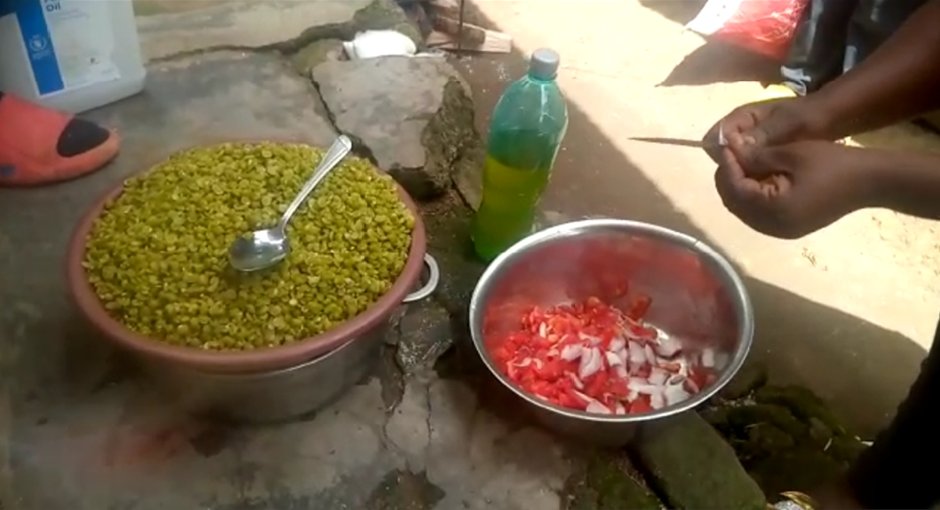 WFP_Cameroon's tweet photo. #Cameroon🇨🇲

Did you know that cooking demos are usually organized in most FDPs across the NWSW regions?

In Ntam, located in #Meme division, @WFP puts emphasis on new ways of cooking to ensure beneficiaries can easily prepare nutritive food like green peas.

#Savinglives https://t.co/qXr1zh6sUP